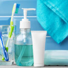 ¿Cómo debo cuidar el cepillo de dientes para evitar la proliferación de patógenos?
